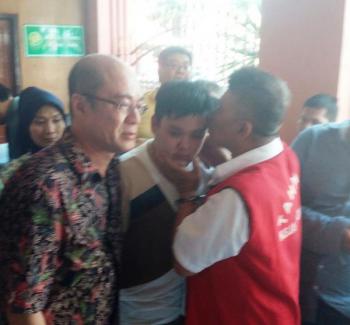 Hujan Tangis Usai Sidang Singky Suwadji