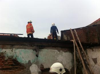 Lagi Kebakaran Meluluhlantakan Bangunan Rumah 6 x 9 di Bratang Binangun.