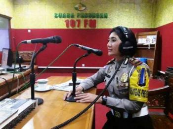 Jadi Penyiar Radio, Perwira Polwan Cantik ini Serukan Warga Tertib Berlalu Lintas.