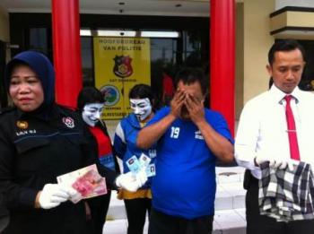 Pitrad Mesum RIA Jl. Cipunegara Digrebek PPA Polrestabes Surabaya.