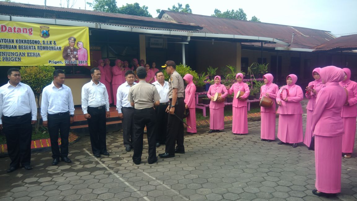 Kapolres Pasuruan Bersama Istri Adakan Kunjungan ke Polsek Jajaran.