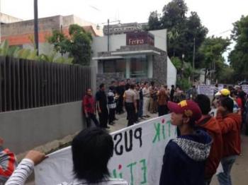 Diduga Lakukan Penipuan, Dokter Klinik Utama Ferina Didemo
