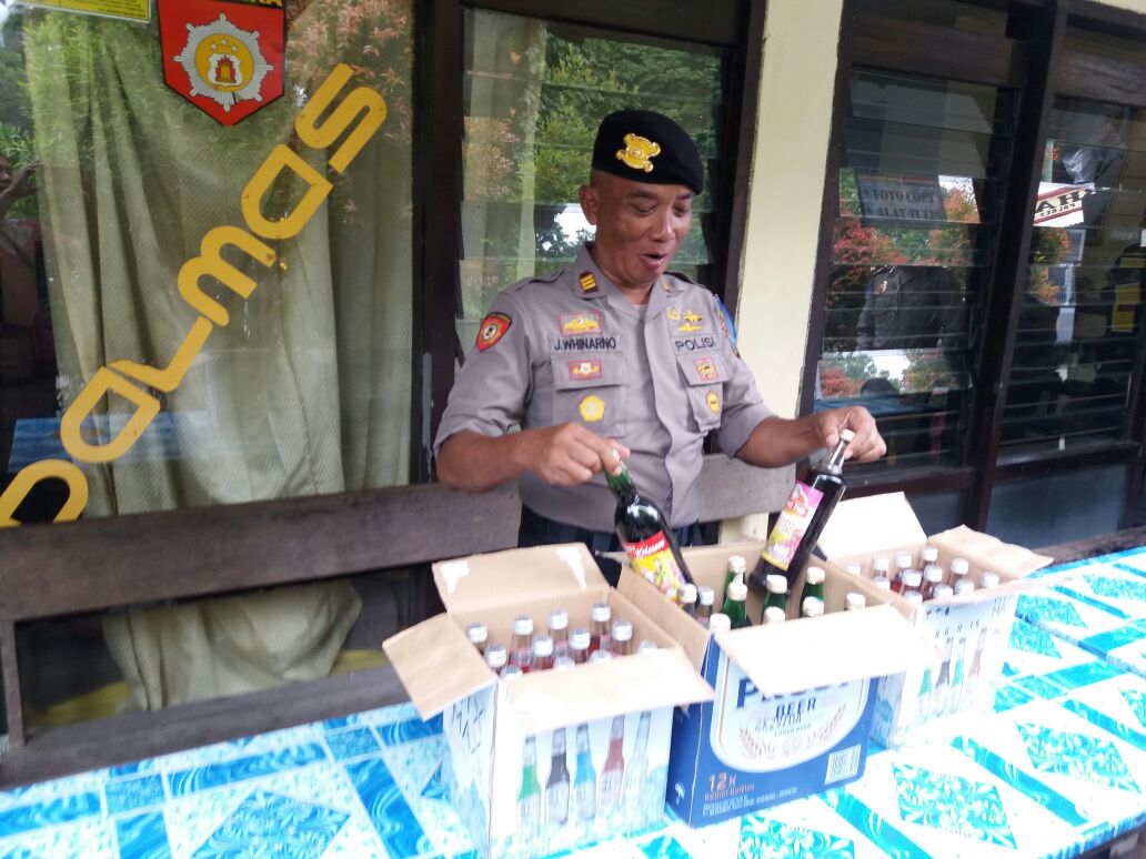 Tipiring Sabhara Polres Pasuruan Amankan Puluhan Botol Miras.
