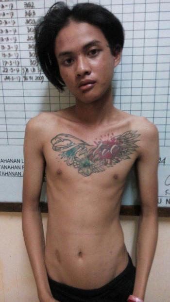 Nyaru Jadi Pengamen Wanita(banci), ABG Ini Curi Burung Love Bird