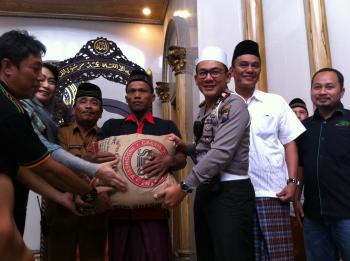 Club Mobil JCC Sumbang Pembangunan Masjid Al Hikma 100 Sak Semen