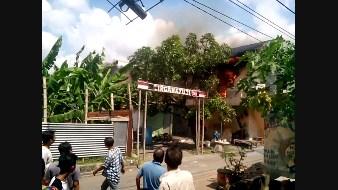 Rumah Kos Simo Tembakan Terbakar, 7 Mobil PMK Segera Padamkan Api