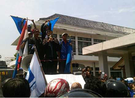 Ketua DPRD Kabupaten Bandung Barat Tanda Tangani Penolakan Kenaikan BBM