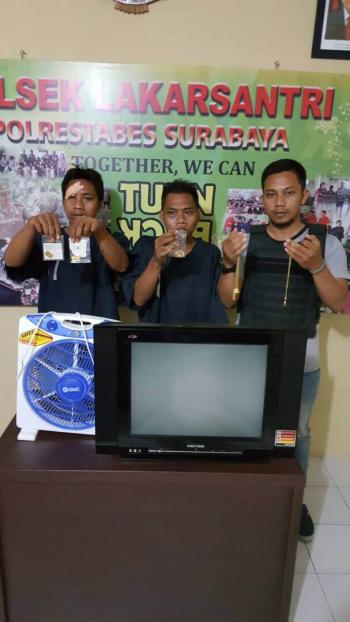 Pembobol Perumahan Green Lake CM Jl. Lidah Kulon Surabaya, di Tahan Polsek Lakarsantri. 
