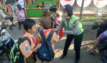 Polsek Beji Bagikan Souvenir Bendera dan Gantungan Kunci Pada Murid SD.