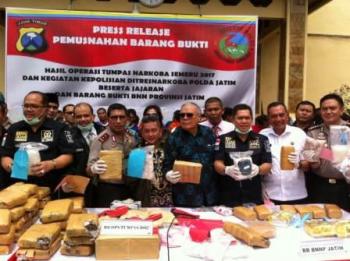 Polda Jatim Musnahkan Narkoba Senilai 71 Miliyar Lebih.