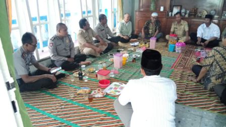 Kapolsek Puspo Kunjungi Kades Puspo Yang Baru.