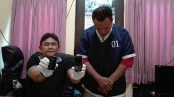 Pura-Pura Mau Servis HP, Teguh P Gondol 2 HP Di Counter Maspion Square.