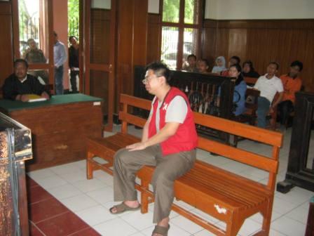 Cek Tunai Ngeblong, Paul Sinarta Jadi Pesakitan