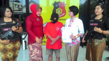 Berbusana Kartini, Bunda Lily Djafar Rilis Penipuan Ketua RW Karangpoh