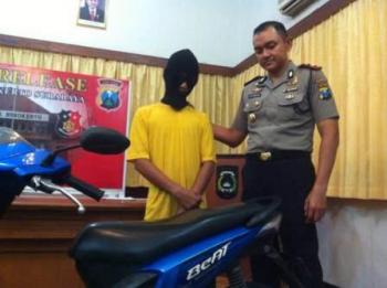 Mampir Pacar Pipis ke Toilet SPBU, Bocah ABG ini Malah Bawa Kabur Sepeda Motor Sang Pacar 