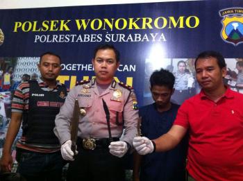 Bawa 3 Pisau Belati Dalam Tas, Faisol Diamankan Polsek Wonokromo Saat Razia Cipkond.