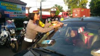 Tidak Hanya Live di Radio, AKP Mellysa Juga Terjun Lapangan Sosialisakan Operasi Simpatik 2017
