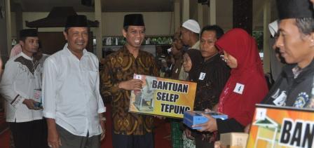 Bupati Bondowoso Serahkan Bantuan Peralatan Usaha Kepada Seratus Pelaku IKM dan UMKM