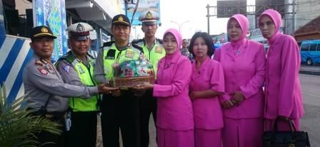Ketua Bhayangkari Pasuruan Kunjungi Pos Pam Beri Bingkisan
