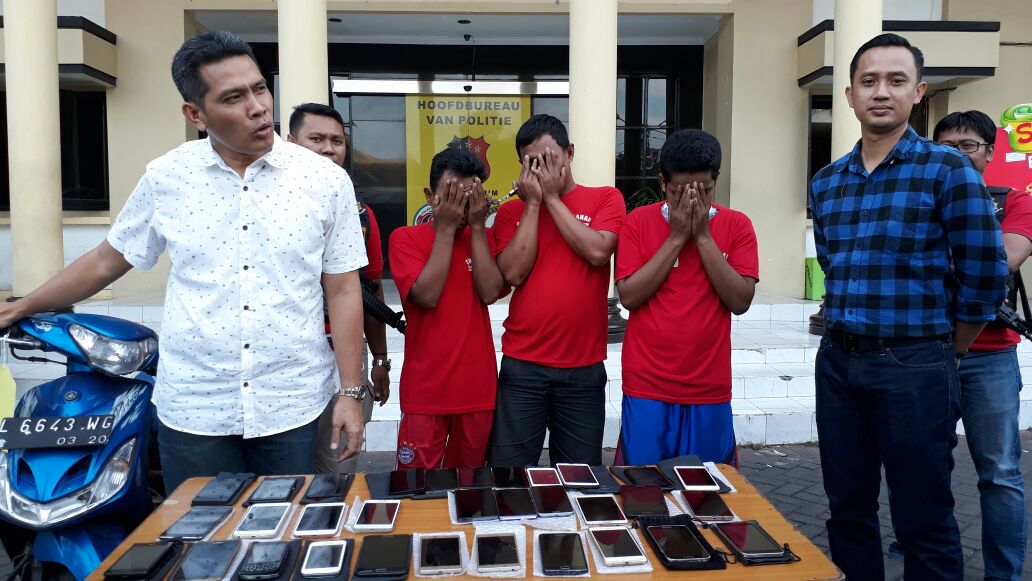 Dua Pencuri HP dan Penadahnya Diamankan Polisi.