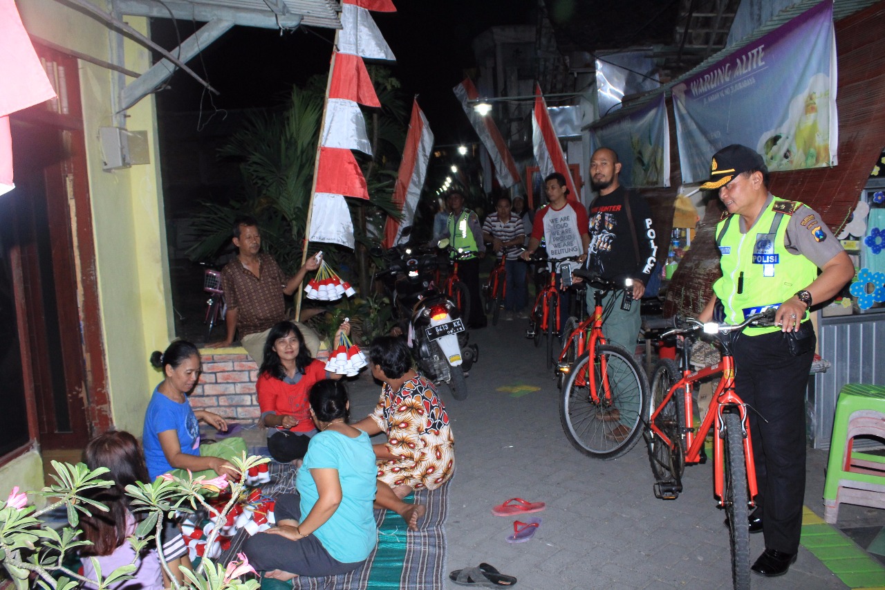Bersepeda Onthel, Kapolsek Jambangan Pantau Keamanan Wilayah.