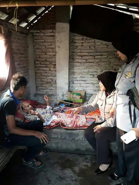 Dalam Rangka HUT Polwan ke 69, Aipda Srimulyani Bantu Ibu Sumirah.