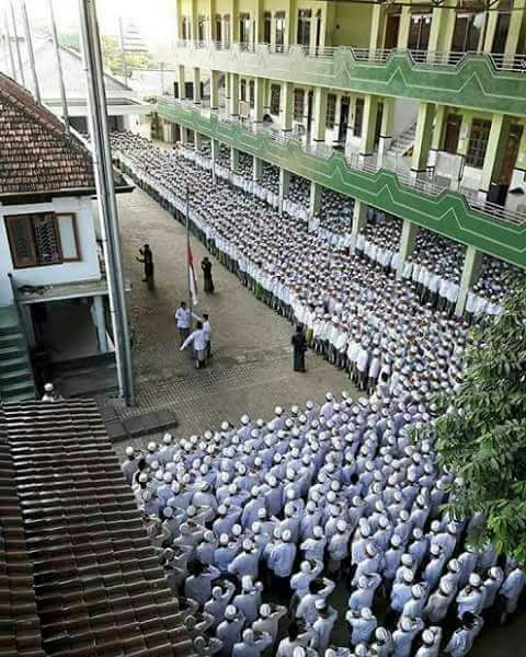 Puluhan Pondok Pesantren Adakan Upacara 17 Agustus.
