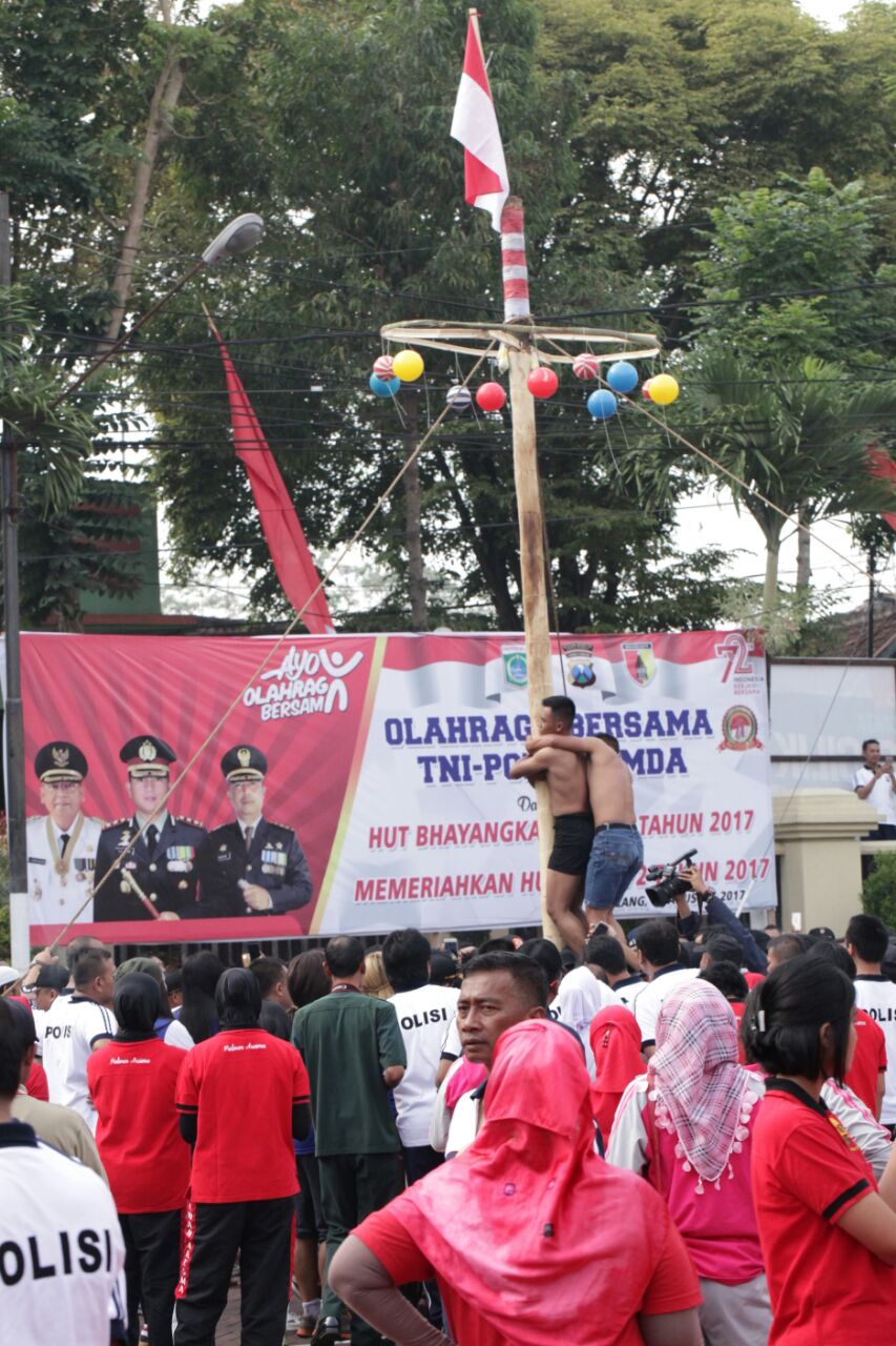 HUT RI ke 72, Polres Malang Gelar Lomba Panjat Pinang.