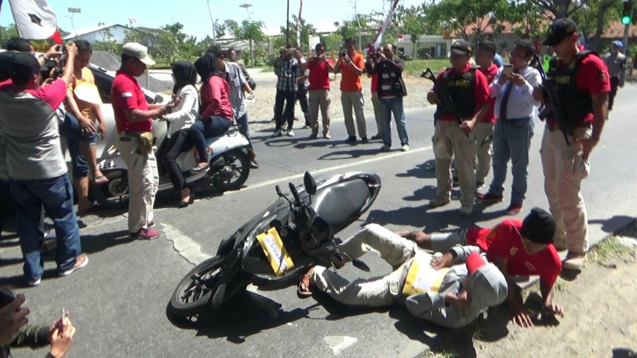 Satreskrim Polrestabes Surabaya Gelar Rekontruksi Jambret di Jl. Pakal.