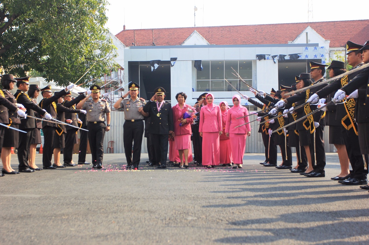 Tradisi Pedang Pora Iringi Purna Tugas Anggota Polrestabes Surabaya.