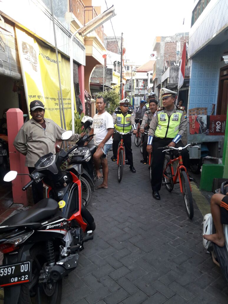 Kanit Lantas Polsek Sawahan Bersepeda Angin Saat Liburan Idul Adha.