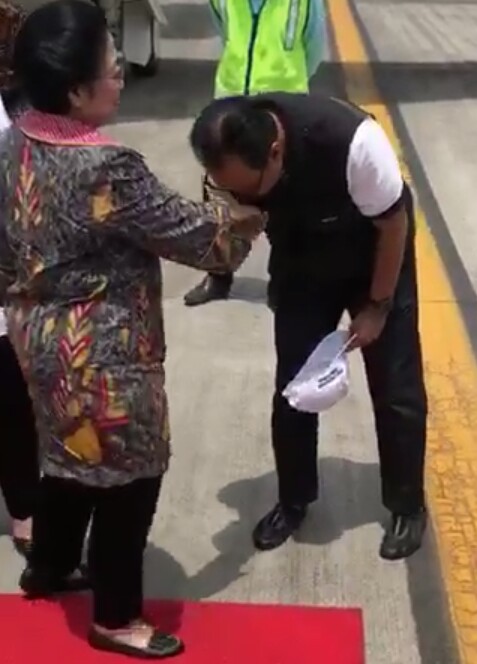 Foto Gus Ipul Cium Tangan Mega Jadi Viral Warganet