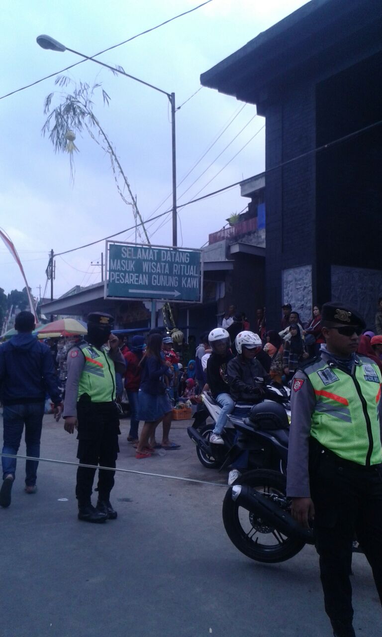 Shabara Polres Malang Bantu Pengamanan Suroan Gunung Kawi.