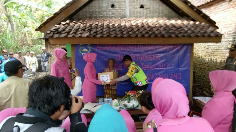 HUT HKGB ke 65, Bhayangkari Malang Lakukan Bedah Rumah.