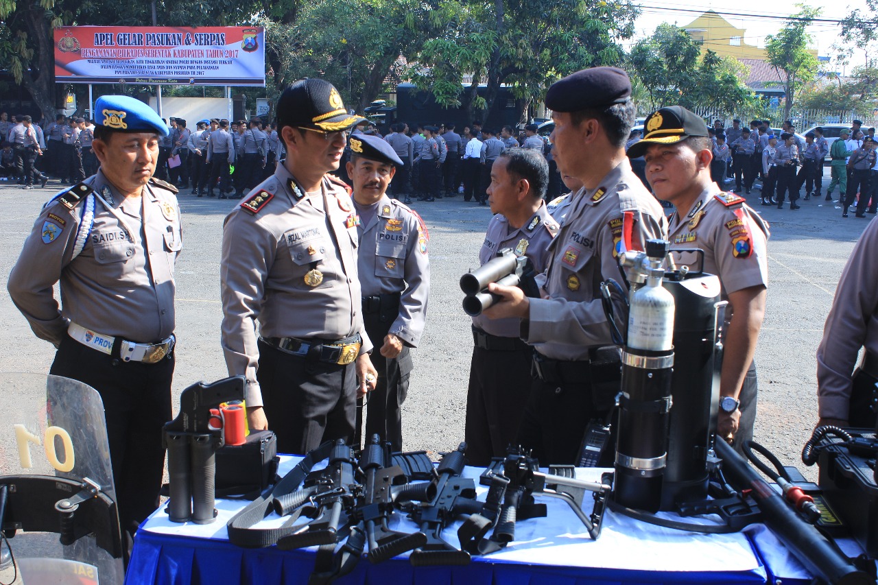 Usai Apel, Kapolres Pasuruan Cek Perlengkapan Pengamanan dan Senjata.