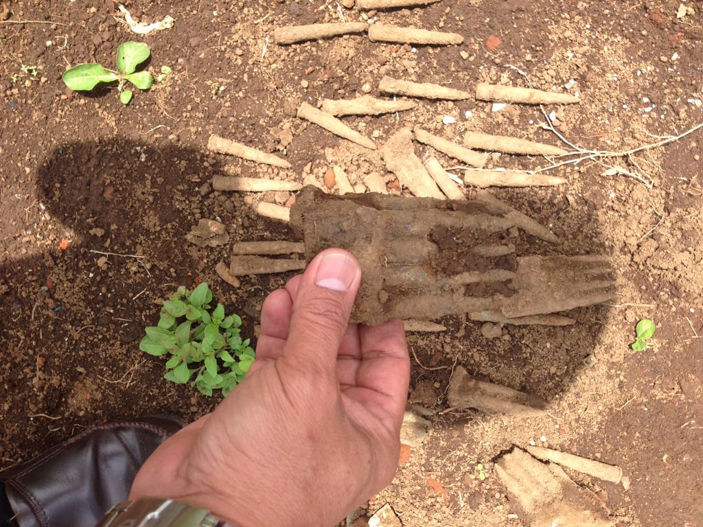 Warga Dampit Temukan 63 Peluru Saat Mencangkul Sawah.