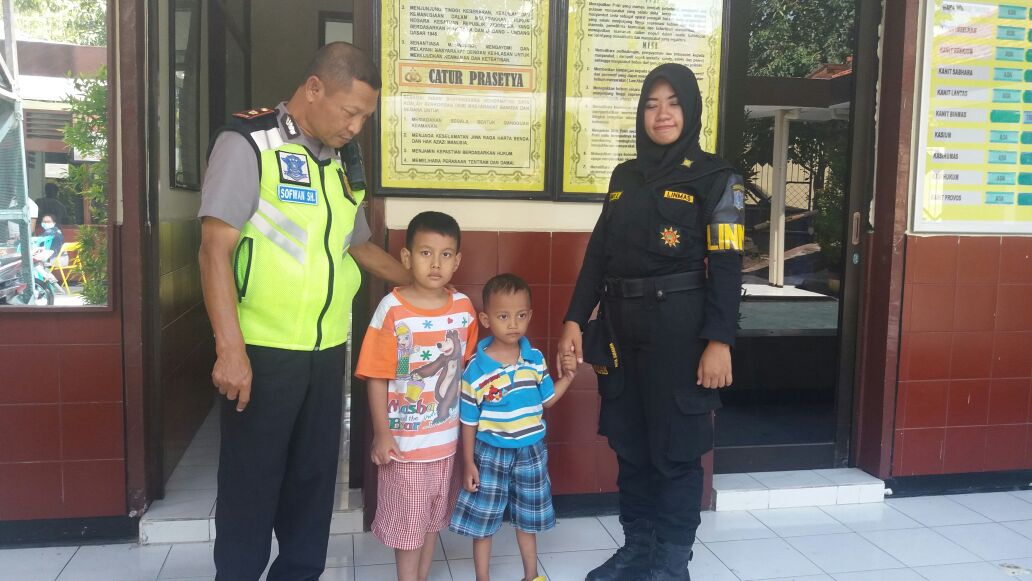 Diturunkan Dari Angkot, 2 Bocah di Duga di Buang Orang Tuanya.