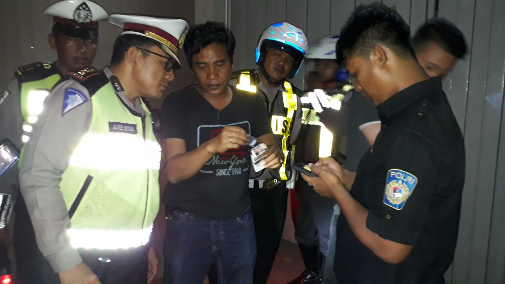 Sekat Jl. Gemblongan, Aparat Tilang 275 Kendaraan dan Amankan Narkoba. 