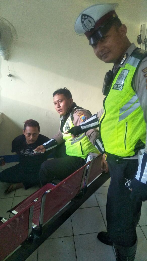 Anggota Satlantas Polrestabes Surabaya, Amankan Pengendara Bawa Narkoba.