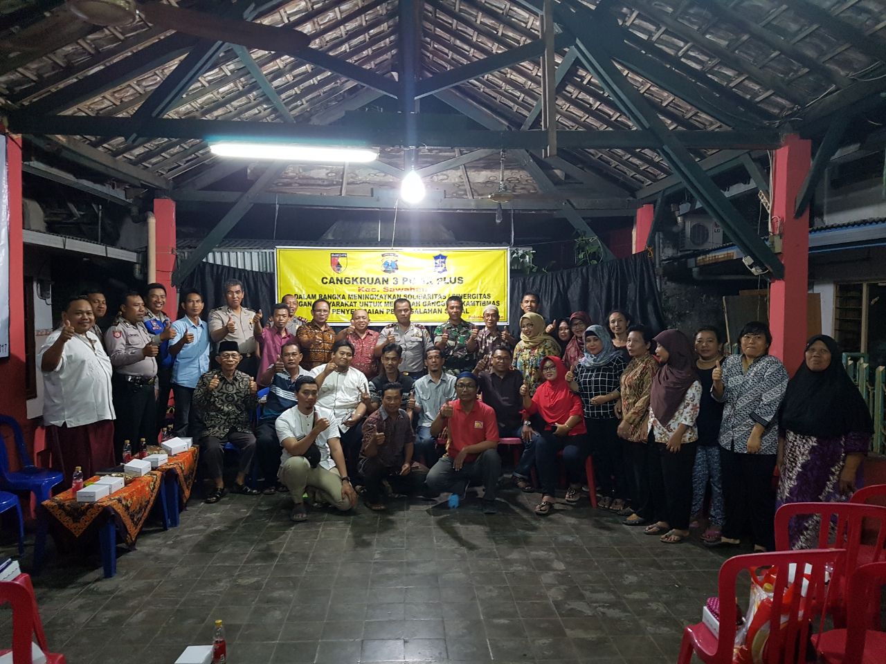 Kapolsek Sawahan Cangkrukan di RW 4 Kupang Krajan.