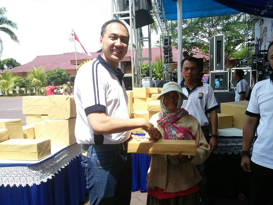 Pemulung Pun Ikut Bahagia Dalam Kampanye Keselamatan Berlalu Lintas.