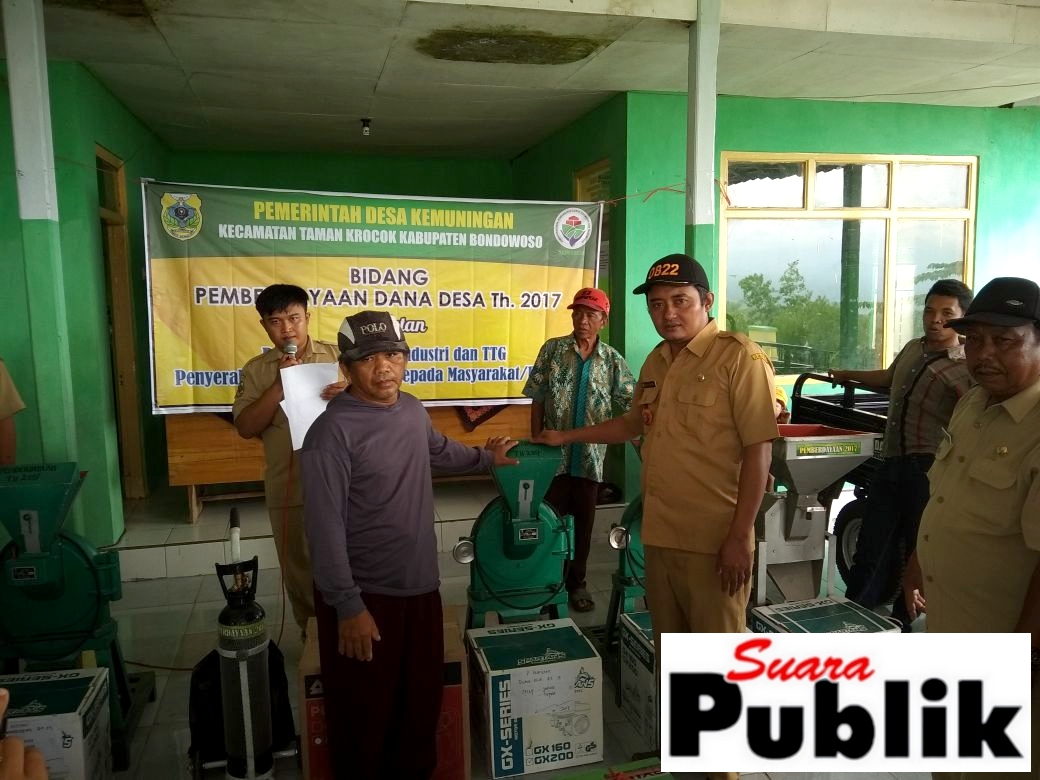 Kades Kemuningan Serahkan Bantuan Alat Produksi Pada Warganya.