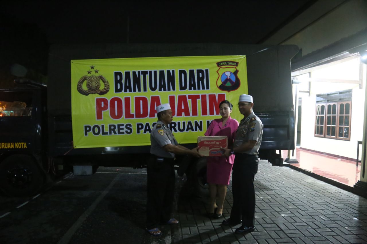 Polres Pasuruan Kirim Bantuan  Selimut dan Sembako Pada Korban Gunung Agung.