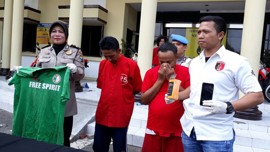 Menyaru Jadi Bonek, Sikat 2 HP Bonek.
