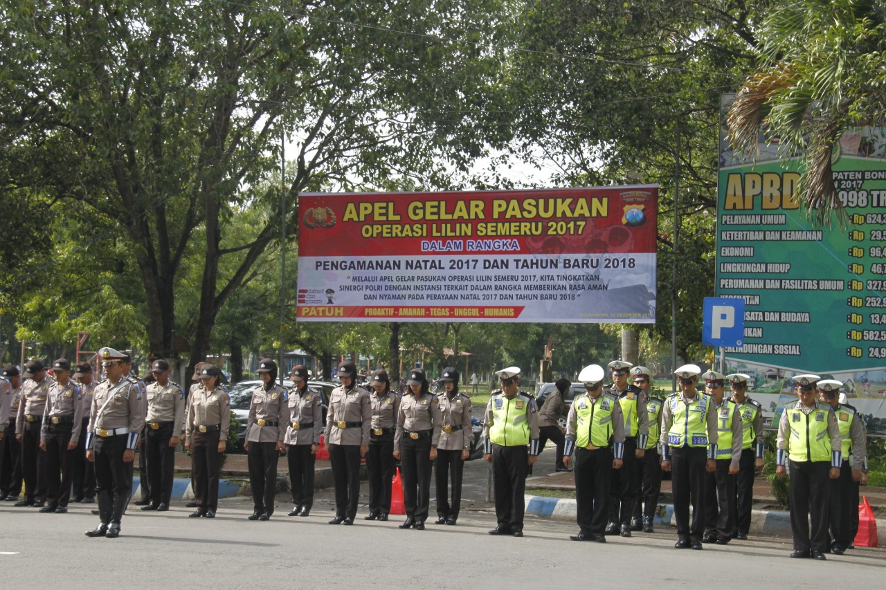 Jelang Natal dan Tahun Baru, Kapolres Bondowoso Pimpin Apel Gabungan Operasi Lilin Semeru 2017.