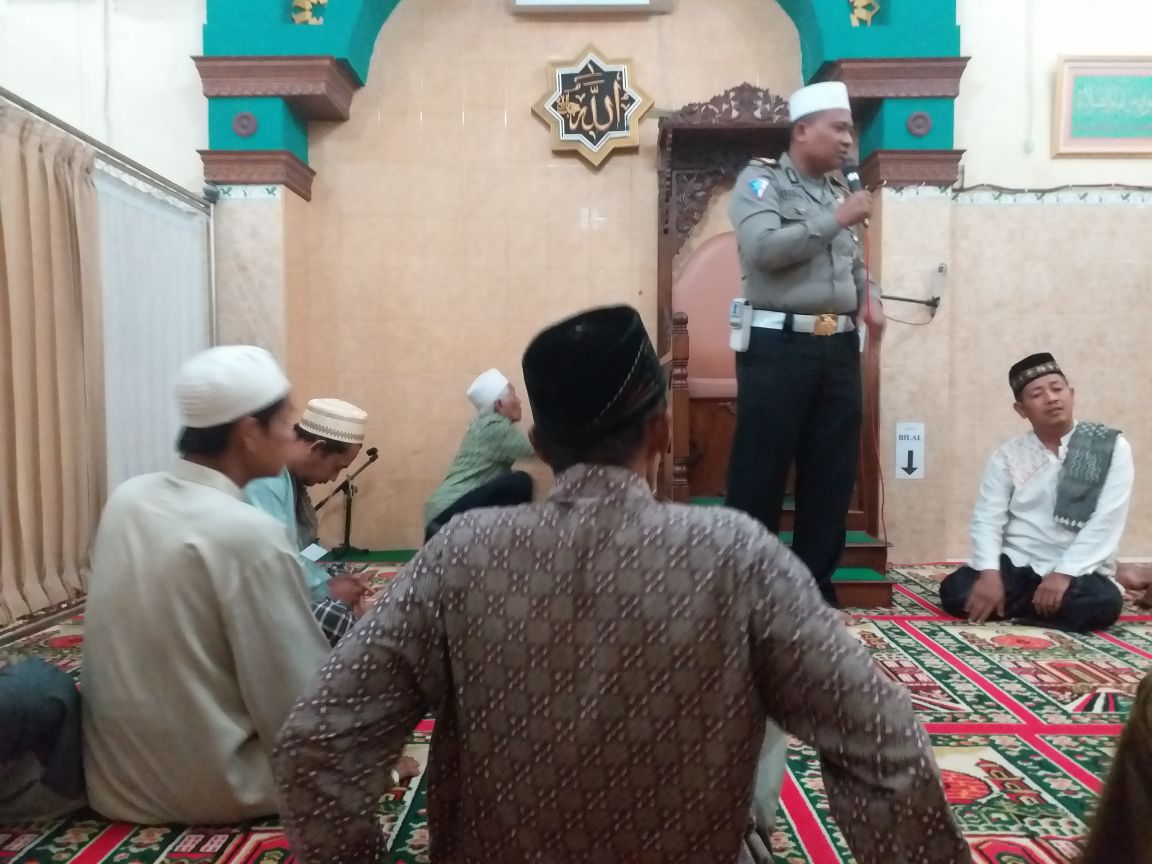 AKP Didik Kanit Lantas Sawahan, Sholat Subuh Berjamaah di Masjid Ar Rahmat.