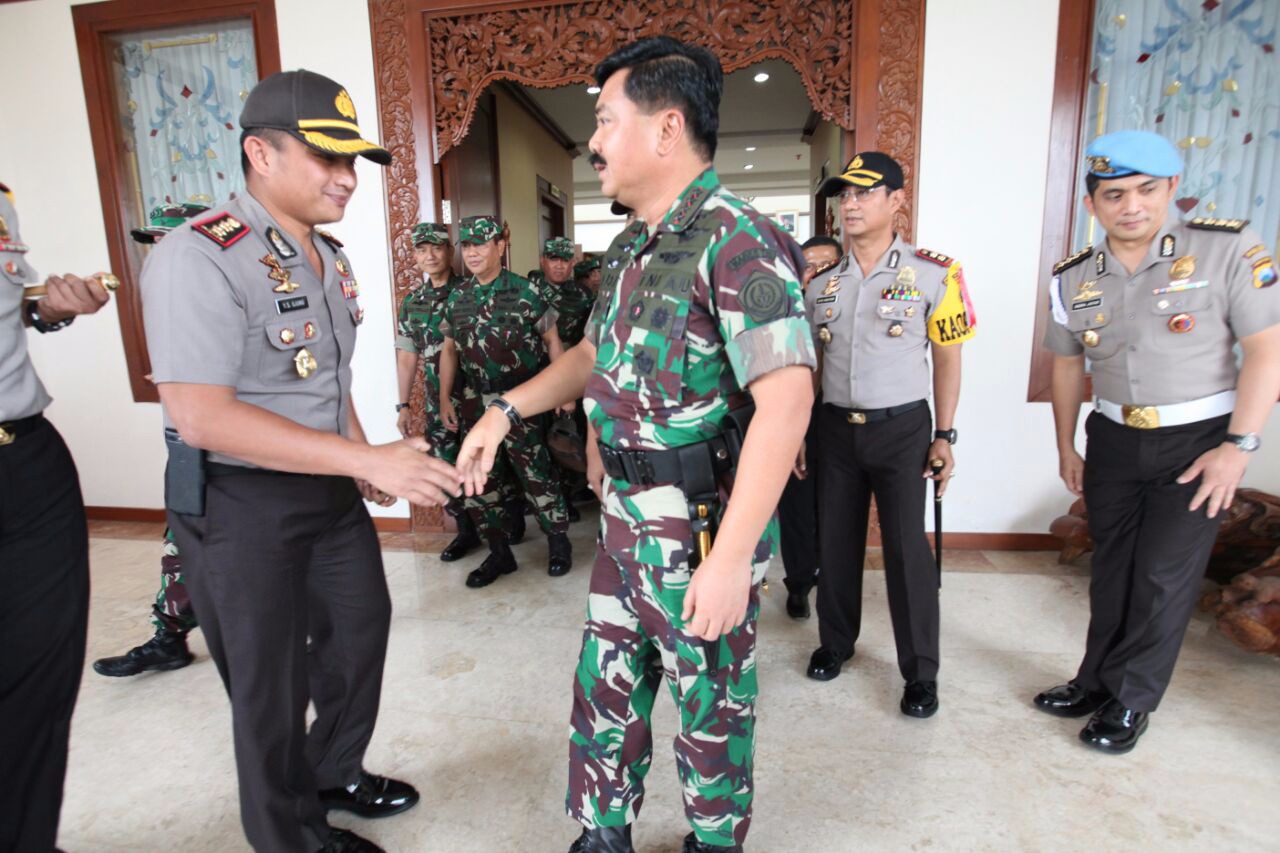 Panglima TNI Dalam Kunjungan Kerja ke Malang, Mampir ke Rumah Orang Tuanya. 