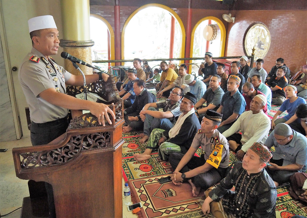 Safari Sholat Jumat, Kapolrestabes Surabaya Himbau Jamaah Masjid Cheng Ho Turut Jaga Perdamaian.