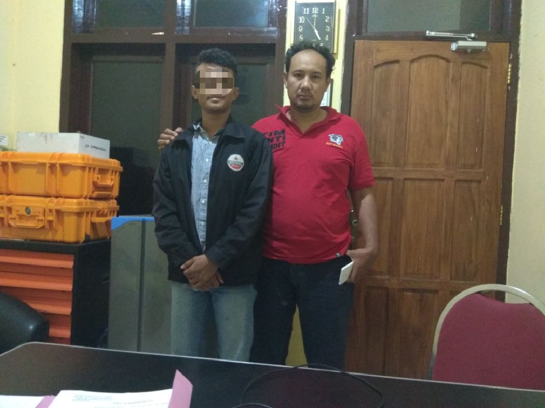 Cemburu Pacar Chat di Medsos, ABG ini Hajar Teman Chatting Pacar nya.
