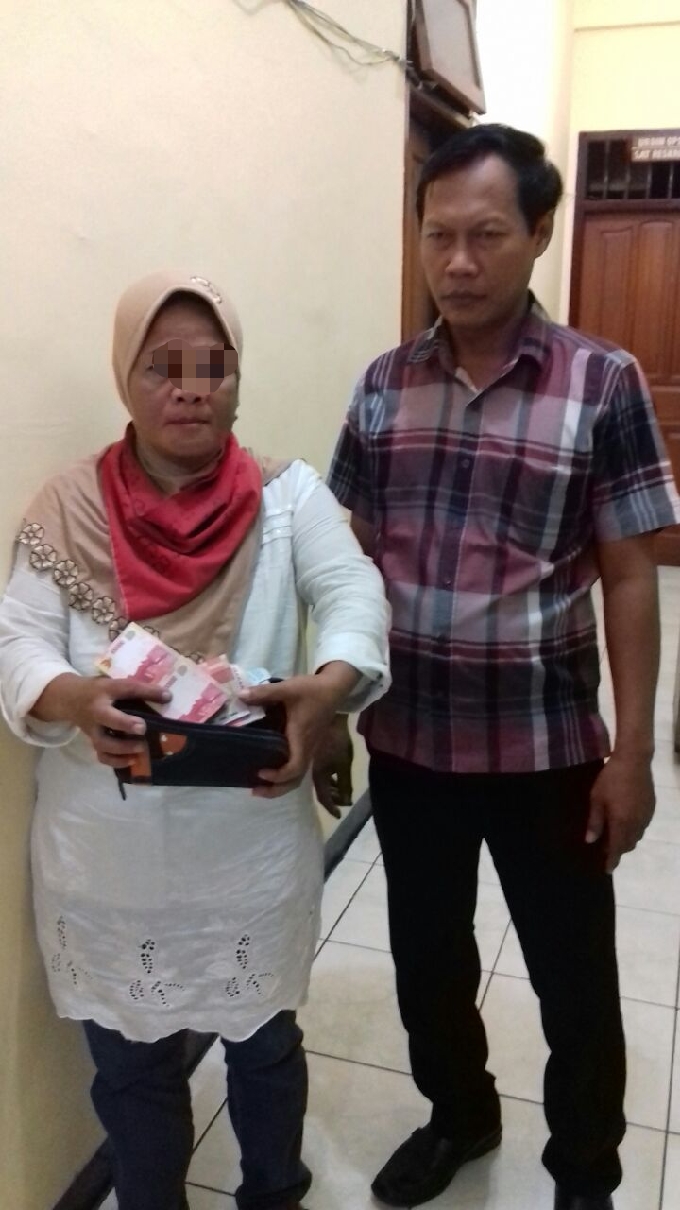 Polsek Simokerto Tangkap Copet Berhijab.